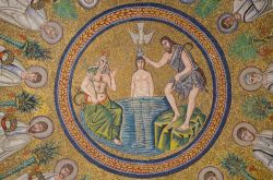 Battesimo di Gesu, la scena centrale dei mosaici ...