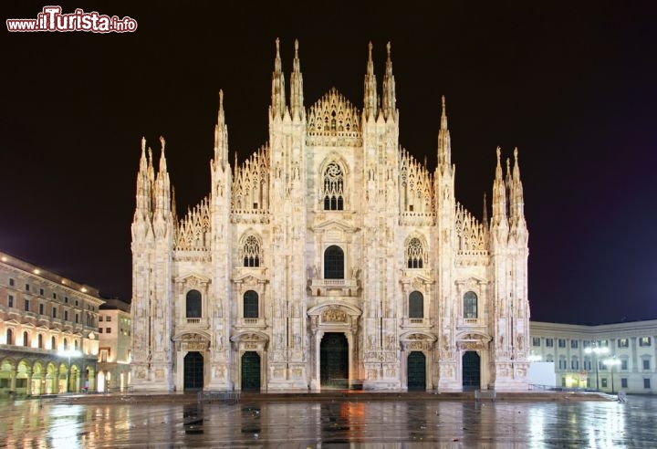 Immagine Magia notturna del Duomo di Milano che si riflette sulla piazza, dopo una pioggia - © TTstudio / Shutterstock.com