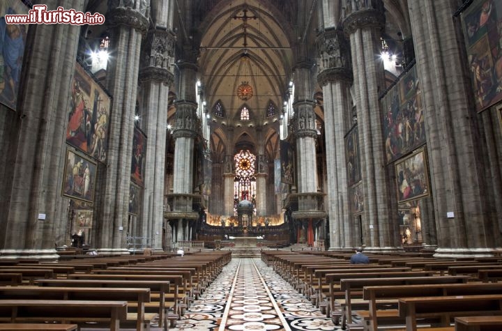 Immagine Dentro alla navata centrale del Duomo di Milano. Da notare i grandi pilastri polistilo - © Renata Sedmakova / Shutterstock.com