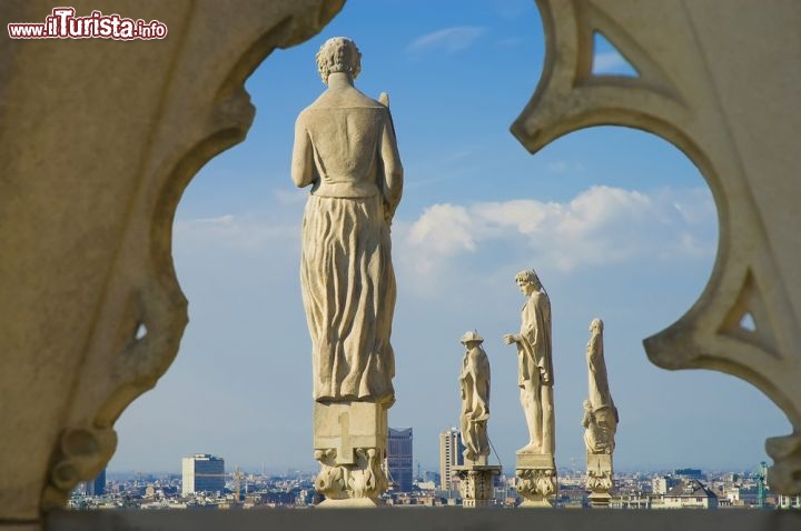 Immagine Il panorama dal tetto del Duomo, con le statue e la sottostante città di Milano - © Anibal Trejo / Shutterstock.com