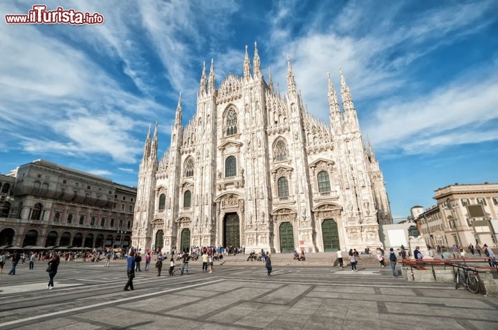 Immagine Piazza Duomo, il cuore del centro di Milano. Alla sinistra della cattedrale la Galleria Vittorio Emanuele II - © Boris Stroujko / Shutterstock.com