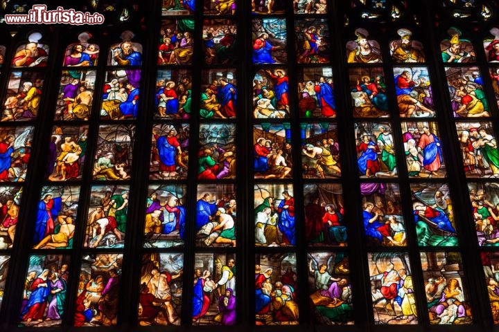 Immagine Una grande vetrata gotica del Duomo di Milano - © Catarina Belova / Shutterstock.com