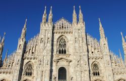 La magnifica facciata gotica del Duomo di Milano ...
