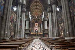 Dentro alla navata centrale del Duomo di Milano. ...
