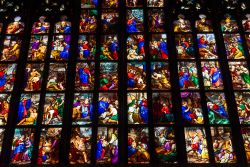 Una grande vetrata gotica del Duomo di Milano ...