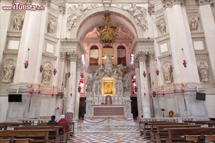 Immagine Altare principale all'interno della Basilica di Santa Maria della Salute a Venezia - © Renata Sedmakova / Shutterstock.com
