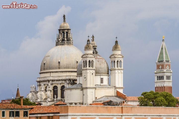 Immagine L'inconfondibile profilo della bianca Basilica di Santa Maria della Salute a Venezia - © Kiev.Victor / Shutterstock.com