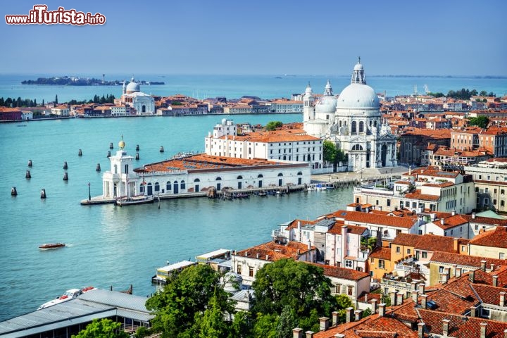 Immagine Panorama della parte terminale del Canal Grande, reso più elegante dalla grande Basilica di Santa Maria della Salute - © ventdusud / Shutterstock.com