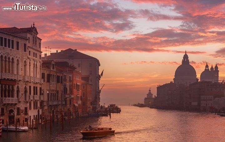 Immagine Tramonto sul Canal Grande di Venezia. Sulla destra il profilo della Basilica di Santa Maria della Salute - © MarkYes / Shutterstock.com