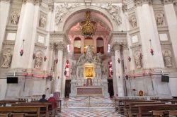 Altare principale all'interno della Basilica di Santa Maria della Salute a Venezia - © Renata Sedmakova / Shutterstock.com 