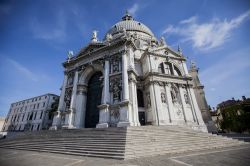 Immagine grandangolare della Basilica di Santa Maria della Salute a Venezia - © Renata Sedmakova / Shutterstock.com 