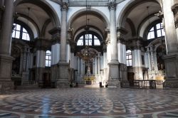 Interno della Basilica di Santa Maria della Salute, la chiesa barocca più bella della Serenissima  - © Paulina Grunwald / Shutterstock.com 