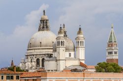L'inconfondibile profilo della bianca Basilica di Santa Maria della Salute a Venezia - © Kiev.Victor / Shutterstock.com