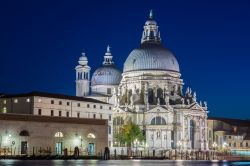 Le due cupole barocche della Basilica Santa Maria della Salute a Venezia - © NAS CRETIVES / Shutterstock.com
