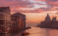 Tramonto sul Canal Grande di Venezia. Sulla destra ...