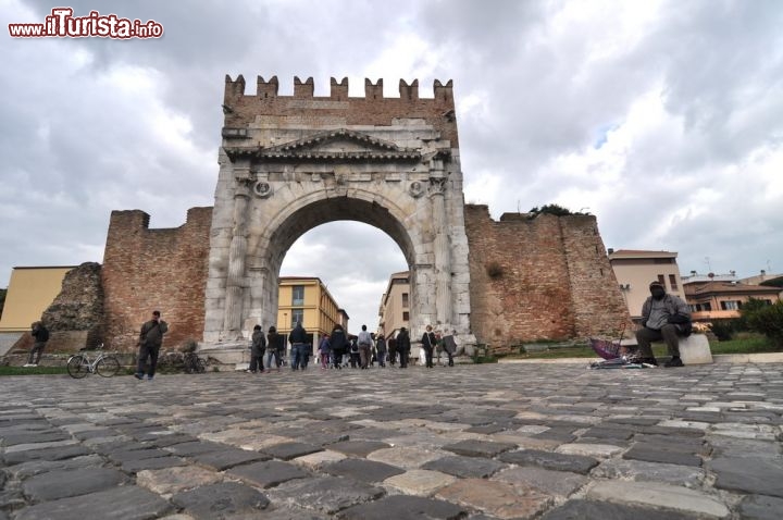 Immagine La fine della via Flaminia a Rimini, suggellato dall'Arco di Augusto