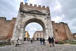 i resti della cinta muraria di Rimini e lo storico Arco di Augusto