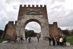 Fotografia del lato nord dell'Arco di Augusto a Rimini