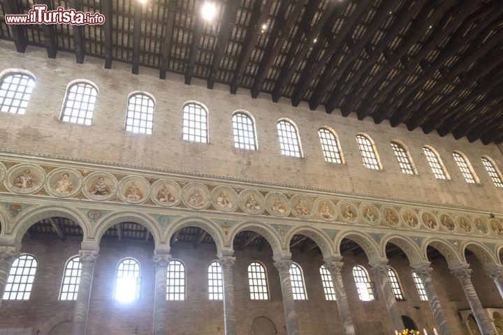 Immagine Ravenna: la chiesa di Sant Apollinare in Classe: si noti la volta a capriata e l'ampia navata centrale della Basilica alla periferia di Ravenna - © Claudio Giovanni Colombo / Shutterstock.com