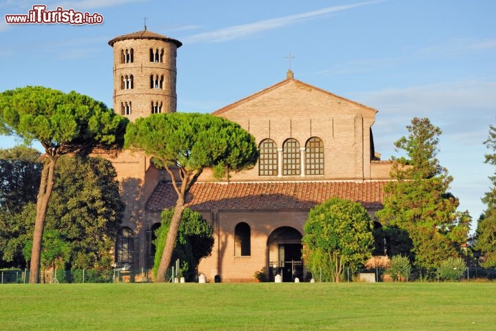 Immagine Facciata e campanile della Basilica di Apollinare in Classe Ravenna. Qui si trovava l'antico porto della città romagnola - © claudio zaccherini / Shutterstock.com