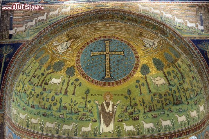 Immagine Mosaico bizantino del Buon Pastore nell'abside della Basilica di Sant'Apollinare in Classe a Ravenna - © Claudio Giovanni Colombo / Shutterstock.com