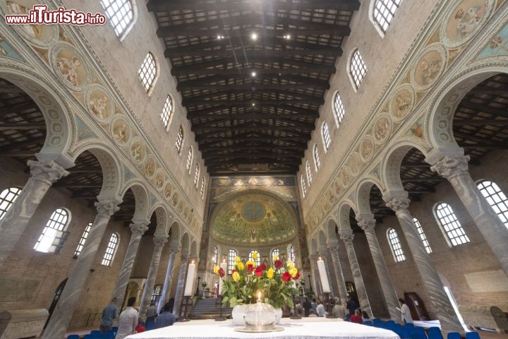 Immagine La navata centrale della Basilica di Sant'Apollinare in Classe a Ravenna - © Claudio Giovanni Colombo / Shutterstock.com