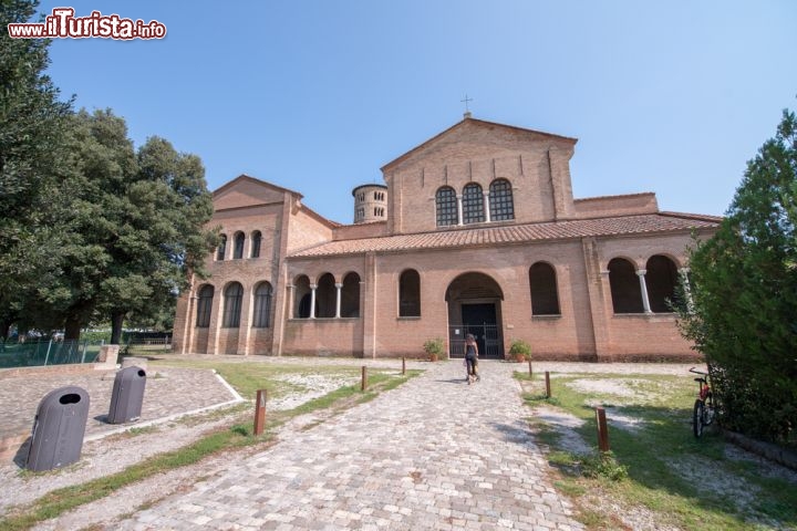 Immagine Piazzale della Basilica che si trova a sud-est di Ravenna,  Sant'Apollinare in Classe - © pisaphotography / Shutterstock.com