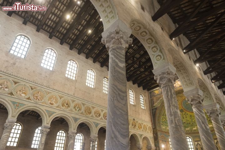 Immagine Sant'Apollinare in Classe, dettaglio delle colonne in marmo della navata destra della Basilica di Ravenna - © Claudio Giovanni Colombo / Shutterstock.com