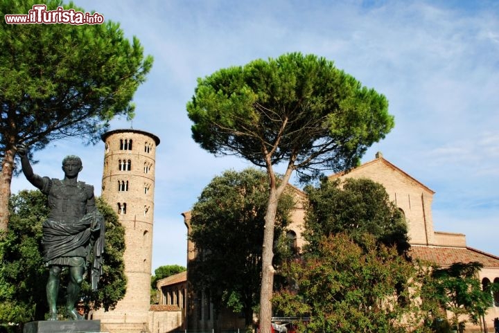 Immagine Statua di Augusto, si trova sul piazzale esterno della chiesa di Sant'Apollinare in Classe, la famosa Basilica di Ravenna - © Crisferra / Shutterstock.com