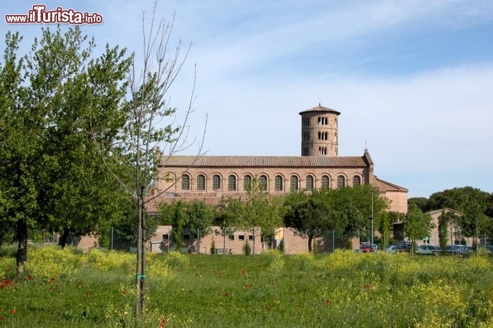 Immagine Vista laterale della Basilica di Classe: la chiesa Sant'Apollinare in Classe contiene alcuni dei mosaici bizantini più importanti in Italia - © s74 / Shutterstock.com