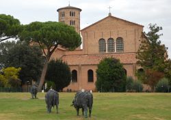 Bufali in bronzo esposti davanti a Sant'Apollinare in Classe Ravenna. Durante la candidatura di Ravenna Capitale della Cultura 2019, alcune statue erano state inserite tra i monumenti principali ...