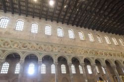 Ravenna: la chiesa di Sant Apollinare in Classe: si noti la volta a capriata e l'ampia navata centrale della Basilica alla periferia di Ravenna - © Claudio Giovanni Colombo / Shutterstock.com ...