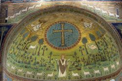 Mosaico bizantino del Buon Pastore nell'abside ...