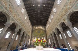 La navata centrale della Basilica di Sant'Apollinare in Classe a Ravenna - © Claudio Giovanni Colombo / Shutterstock.com 