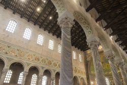 Sant'Apollinare in Classe, dettaglio delle colonne in marmo della navata destra della Basilica di Ravenna - © Claudio Giovanni Colombo / Shutterstock.com 