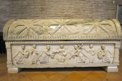 Sarcofago all'interno della Basilica di Sant'Apollinare ...
