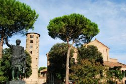 Statua di Augusto, si trova sul piazzale esterno della chiesa di Sant'Apollinare in Classe, la famosa Basilica di Ravenna - © Crisferra / Shutterstock.com