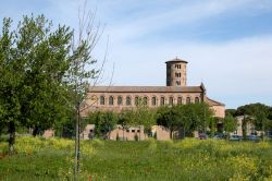 Vista laterale della Basilica di Classe: la chiesa Sant'Apollinare in Classe contiene alcuni dei mosaici bizantini più importanti in Italia - © s74 / Shutterstock.com