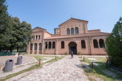 Piazzale della Basilica che si trova a sud-est di Ravenna,  Sant'Apollinare in Classe - © pisaphotography / Shutterstock.com