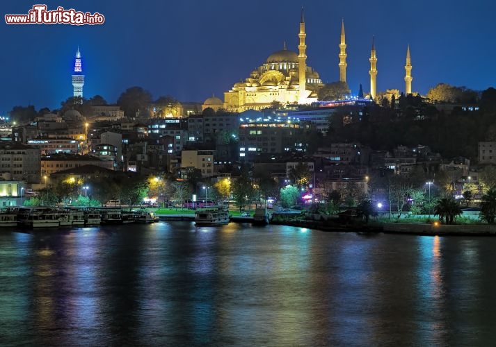 Immagine Corno Oro e Moschea di Solimano il Magnifico un magnifica fotografia di Istanbul di notte - © Mikhail Markovskiy / Shutterstock.com