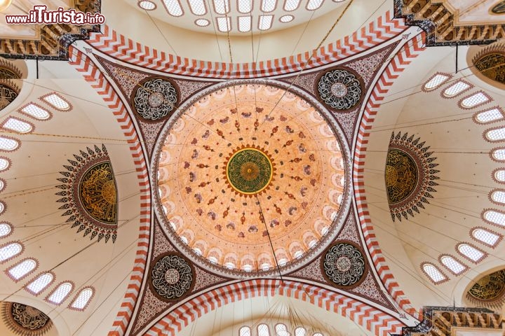 Immagine Cupole della moschea Suleymaniye di Istanbul (Solimano il Magnifico) fotografate dall'interno  - © saiko3p / Shutterstock.com