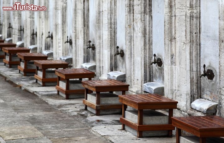 Immagine Fontane per le abluzioni dei fedeli all'ngresso della moschea di Solimano il Magnifico ad Istanbul - © diak / Shutterstock.com