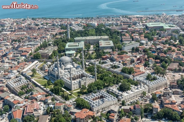 Immagine Fotografia aerea del grande complesso della Suleymaniye camii, la Moschea di Solimano il Magnifico ad Istanbul  - © Mehmet Cetin / Shutterstock.com