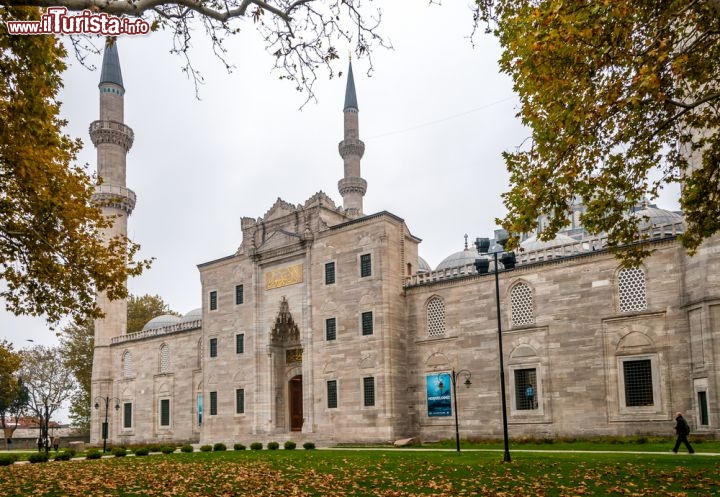 Immagine Ingresso principale alla moschea del Solimano il Magnifico di Istanbul, siamo nel quartiere dei Bazar - © milosk50 / Shutterstock.com