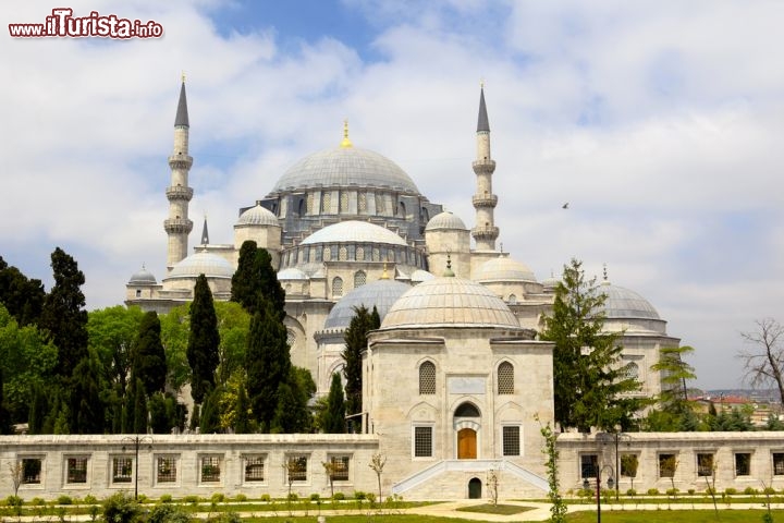 Immagine Istanbul, Turchia: una ripresa della grande moschea di Suleymaniye camii, la più grande di tutta la città - © dibrova / Shutterstock.com