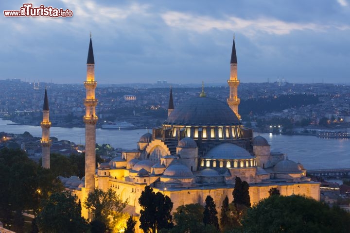 Immagine La grande moschea di Suleymaniye Camii ad Istanbul, sullo sfondo il braccio di mare del Corno d'Oro - © ruzgar344 / Shutterstock.com