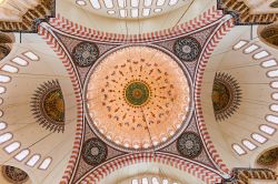 Cupole della moschea Suleymaniye di Istanbul (Solimano il Magnifico) fotografate dall'interno  - © saiko3p / Shutterstock.com 