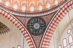 Dettaglio delle ricche decorazioni che si trovano all'interno della moschea del Solimano il Magnifico di Istanbul, la più grande città della Turchia - © saiko3p / ...