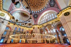 Interno della grande moschea di Suleymaniye camii ...
