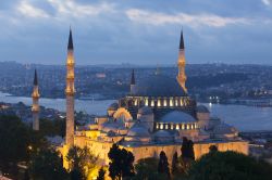 La grande moschea di Suleymaniye Camii ad Istanbul, sullo sfondo il braccio di mare del Corno d'Oro - © ruzgar344 / Shutterstock.com